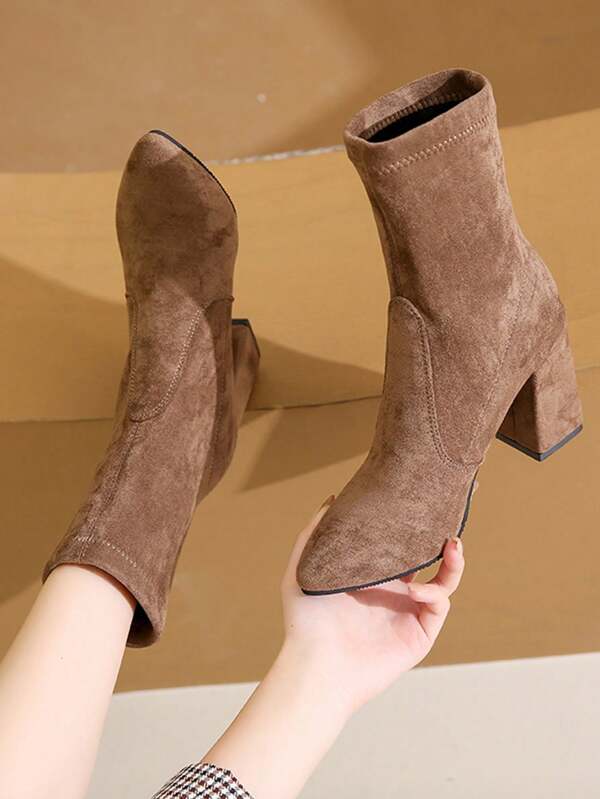 Botas adelgazantes para mujer, botas de media pantorrilla de estilo británico elásticas, botas de tobillo versátiles y sencillas para el trabajo, botas de tacón grueso de punta redonda para mujer en color nude, para primavera y otoño