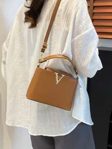 时尚迷你纯色简约金属锁扣装饰防水PU手提包，适合购物、携带，适合年轻女性、大学生、年轻职业人士、上班族。完美适用于办公室、学校、工作、商务、通勤、户外活动、旅行和短途出行。 - 棕色 - 查看 3
