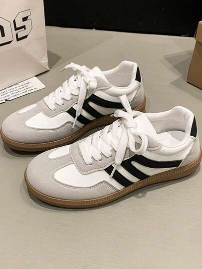 大码女式休闲平底软底防滑黑白蓝拼布户外运动鞋，学生滑板运动鞋