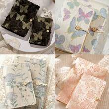 1 Pieza Diario con tapa dura A5A6 con hojas sueltas que se pueden desprender y cuaderno de notas. La portada tiene un diseño en relieve y un diario creativo. El tema es el lirio, la hortensia y la mariposa con línea dorada. Hay tres diseños de papel de escritura: páginas en blanco, páginas con cuadrícula y páginas con líneas horizontales. Es muy adecuado para escribir, tomar notas y hacer manuales.