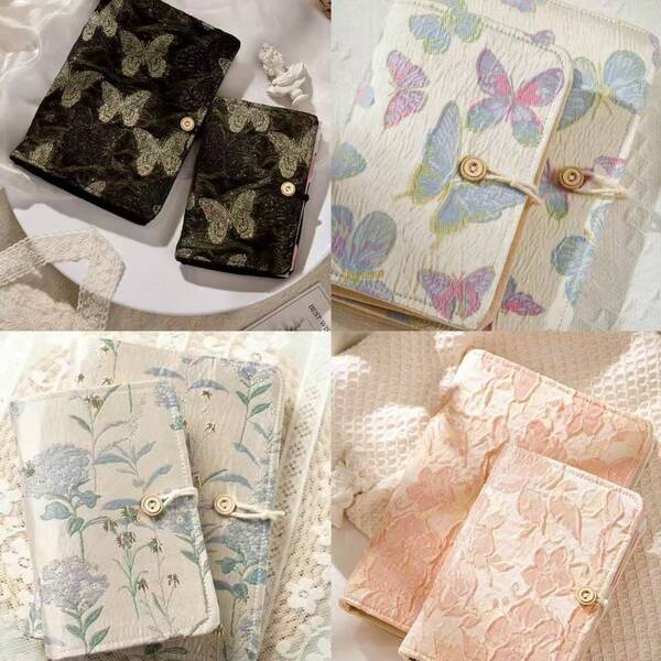 1 Pieza Diario con tapa dura A5A6 con hojas sueltas que se pueden desprender y cuaderno de notas. La portada tiene un diseño en relieve y un diario creativo. El tema es el lirio, la hortensia y la mariposa con línea dorada. Hay tres diseños de papel de escritura: páginas en blanco, páginas con cuadrícula y páginas con líneas horizontales. Es muy adecuado para escribir, tomar notas y hacer manuales.