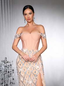 奢华闪亮厚水晶钻石亮片透视网纱长裙，单肩领口设计，性感紧身剪裁，适合婚礼伴娘礼服、女士明星正式晚宴、节日派对等场合。