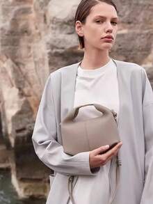 新款女士云褶午餐包，大容量，多功能便当盒包，小众设计，斜挎包，通勤手提包，时尚单肩包，托特包