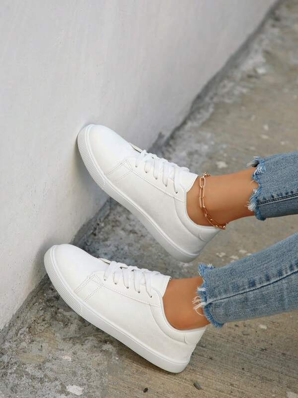 زوج من أحذية رياضية كاجوال منخفضة الرقبة من جلد البولي يوريثان بأربطة للنساء، أحذية رياضية للخارج والتزلج