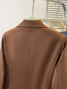 女士优雅长袖尖领西装外套，聚酯纤维面料，纽扣细节，常规版型和长度，无弹力设计 - 棕色 - 查看 10