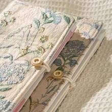 1 Pieza Diario con tapa dura A5A6 con hojas sueltas que se pueden desprender y cuaderno de notas. La portada tiene un diseño en relieve y un diario creativo. El tema es el lirio, la hortensia y la mariposa con línea dorada. Hay tres diseños de papel de escritura: páginas en blanco, páginas con cuadrícula y páginas con líneas horizontales. Es muy adecuado para escribir, tomar notas y hacer manuales.