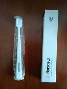 这款优质便携式独立包装的日常必备牙刷，采用柔软刷毛，适合家庭使用。这款超软牙刷专为敏感牙齿设计。超细刷毛可深入清洁牙缝和敏感牙龈，消除牙菌斑引起的口臭，保持口气清新。