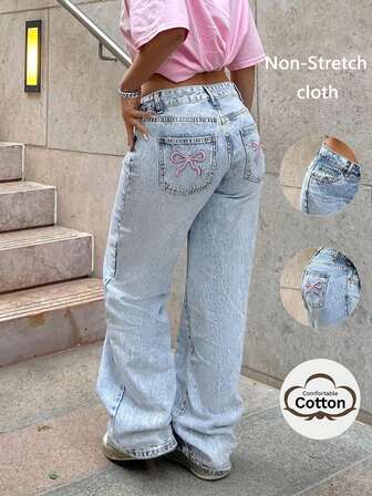 Calça jeans feminina clássica, clara, reta, com bolsos traseiros bordados, uso casual para o dia a dia