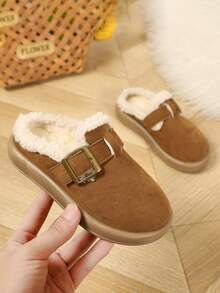 “2026秋冬必备棕色男女童拖鞋，适合3-12岁儿童：毛绒外领+复古铜扣麂皮+保暖防滑恒温短绒，哑光拖鞋，厚底平底侘寂休闲风儿童毛绒拖鞋，圣诞节/家庭/上学！”
