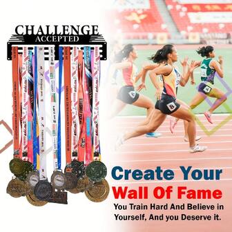 1个11.81英寸×4.15英寸金属奖牌架 - 可容纳60枚奖牌的展示架，易于安装，适用于马拉松、跑步、足球、垒球奖项和奖带，是完美的礼物选择。