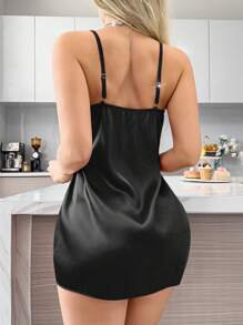 新款性感吊带睡裙，奢华白色缎面开衩睡衣，时尚蕾丝拼接蝴蝶结饰边短款睡裙，适合户外穿着