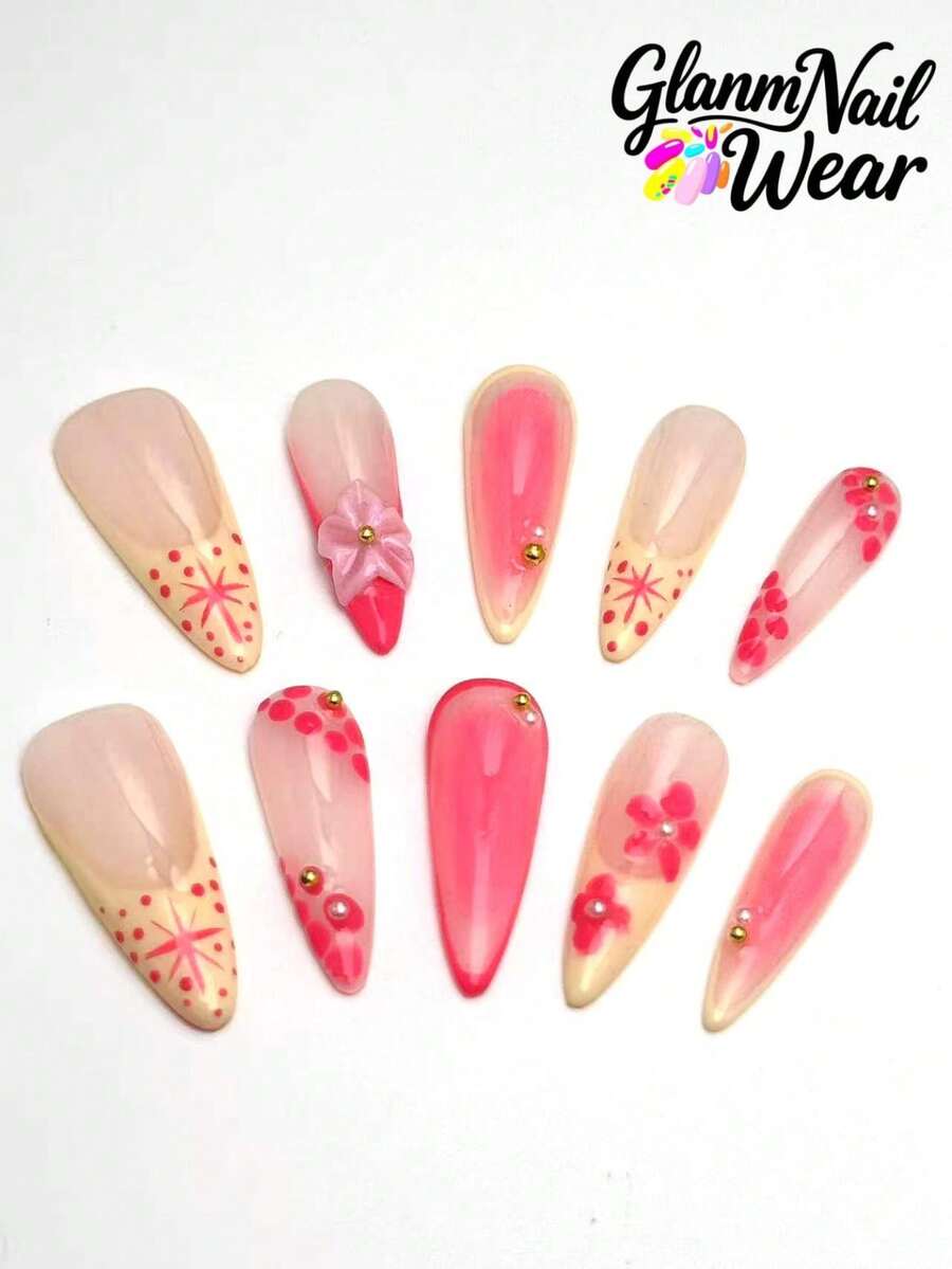 10 unghii tip stiletto, lucrate manual, cu bază în gradient de roz nud și roz. Sunt pictate cu buline roșii și modele de stele, decorate cu flori mici tridimensionale și asortate cu nituri minuscule aurii. Proaspete, dar jucăușe, sunt potrivite pentru zi cu zi și atrăgătoare. Fiecare set conține 10 unghii, cu trei dimensiuni disponibile pentru selecție și un set de unelte inclus. Este o alegere ideală pentru femei și fete!