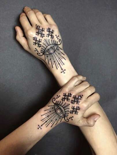 2张黑色抽象图腾图案暗黑动漫风格临时纹身贴纸，男女通用，适合日常、派对、节日等场合，可作礼物或身体装饰，适用于手指、手腕、耳朵、肩膀、脖子、锁骨等部位。