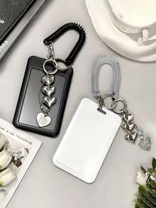 1 pezzo Portachiavi retrattile con ciondolo a forma di cuore bianco e nero, accessorio durevole e alla moda per le donne, design in plastica carino e funzionale, accessorio essenziale per il campus, portachiavi alla moda, ciondolo a forma di cuore in metallo, adatto per tessere identificative, carte di credito, abbonamenti e chiavi