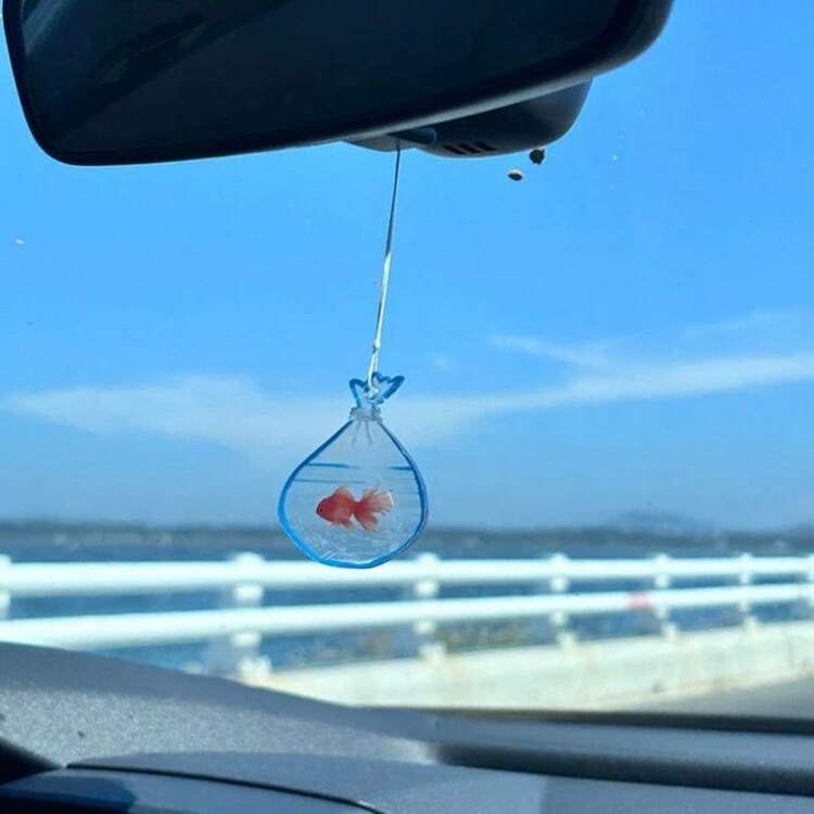 1 pieza Colgante decorativo de espejo retrovisor de coche con diseño de pez dorado pequeño y lindo de color aleatorio - Multicolor - Añade 2