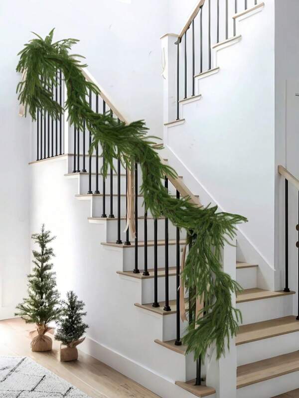 Flower Realm Enredaderas artificiales de pino de Norfolk, de material de goma suave, corona de Navidad DIY - Guirnalda de hojas verdes falsas con textura realista, diseño redondo - Estilo rústico moderno decorativo corona para pared, escalera, restaurante, decoración interior y exterior - Ideal para Acción de Gracias, Navidad y decoración del hogar durante todo el año.