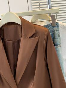 女士优雅长袖尖领西装外套，聚酯纤维面料，纽扣细节，常规版型和长度，无弹力设计 - 棕色 - 查看 5
