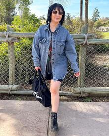 Vetinee Women's Oversized Button Up Frayed Hem Shacket Long Sleeve Pockets Denim Jean Jacket - Medium Blue - 查看 11