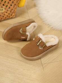 “2026秋冬必备棕色男女童拖鞋，适合3-12岁儿童：毛绒外领+复古铜扣麂皮+保暖防滑恒温短绒，哑光拖鞋，厚底平底侘寂休闲风儿童毛绒拖鞋，圣诞节/家庭/上学！”