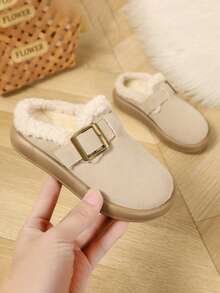 “2026秋冬必备米色男女童拖鞋，适合3-12岁儿童：毛绒外翻领+复古铜扣仿麂皮+恒温短绒，保暖防滑，穆勒拖鞋，厚底平底侘寂休闲风儿童毛绒拖鞋，圣诞节/居家/上学！”