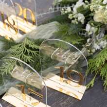 OUTANA 1个亚克力婚礼桌号牌（数字1-40），可单独使用或组合使用，适用于座位指示或预订标记。适用于酒店用品、聚会、毕业季、婚礼场地装饰、周年纪念、新娘送礼会、订婚派对、婚礼细节和生日庆祝活动。（尺寸：5.9 x 3.94英寸） - 彩色 - 查看 5