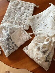 1个杏色复古蕾丝刺绣抽绳小布袋，可用作收纳袋、旅行整理袋、首饰袋、化妆包、零钱包、纸巾盒、卫生巾盒、礼品包装袋，适合旅行、上学、度假、生日、婚礼、新年等场合，也是女性必备的旅行配件。 - 彩色 - 查看 3