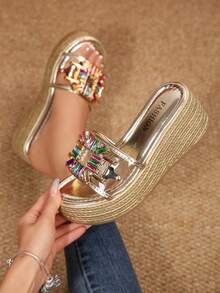 2025 Sandalias de plataforma con tacón grueso y pedrería de moda para mujer, sandalias de cuña ligeras y minimalistas casuales con gemas, decoración metálica de una sola pieza, antideslizantes, estilo europeo y americano elegante para vacaciones de verano en la playa - Dorado - Ver 1