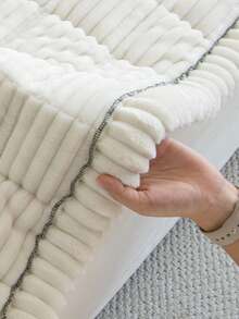 1件米色毛绒沙发套，温暖柔软，可作毯子或沙发套使用，四季皆宜，可机洗和手洗，防尘防污，是保护宠物家具的理想之选，适合日常使用、秋季装饰、房间装饰、开学季，适用于2/3/4座客厅沙发（多种尺寸可选）。 - 米色 - 查看 8