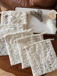 1个杏色复古蕾丝刺绣抽绳小布袋，可用作收纳袋、旅行整理袋、首饰袋、化妆包、零钱包、纸巾盒、卫生巾盒、礼品包装袋，适合旅行、上学、度假、生日、婚礼、新年等场合，也是女性必备的旅行配件。 - 彩色 - 查看 1