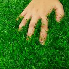 سجادة اصطناعية للفناء والشرفة والحديقة المنزلية، مصنوعة من البلاستيك بارتفاع 2 سم، عشب اصطناعي مزيف لتزيين الأرضيات الداخلية والخارجية، عشب دائم الخضرة يمكن تركيبه معًا للديكور الداخلي والخارجي