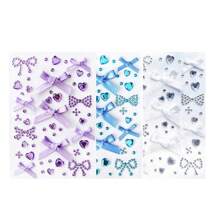 1/2/5/10 件！这些圣诞蝴蝶结水钻贴纸饰有可爱的心形和蝴蝶结图案，非常适合节日派对、Cosplay 和拍照。闪耀的水钻和精致的蝴蝶结细节，为您的造型增添一抹甜美迷人的气息。易于粘贴，是圣诞节和其他庆祝活动中打造迷人脸部艺术的理想之选。