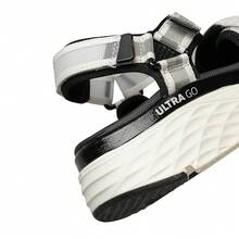 Skechers 夏季女鞋耐磨透氣鬆糕底休閒沙灘涼鞋 - 黑與白 - 查看 4