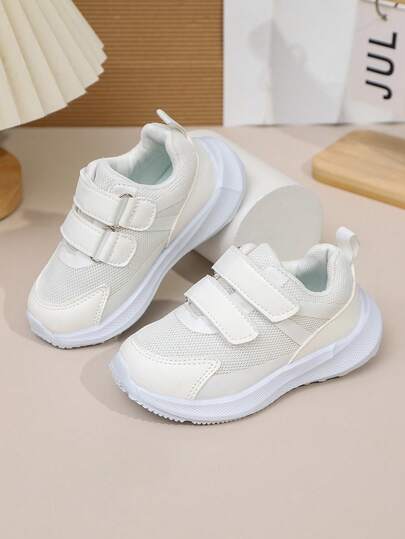 1 双男女通用 PU 钩环带轻质软底时尚经典学生休闲运动跑步鞋，适合秋季。