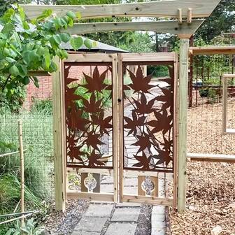 1pc Rustic Iron Maple Leaf Privacy Screen, Elegant Outdoor Wall Decor, Suitable For Garden, Deck Or Fence, Autumn Decor Iron Panel With Realistic Golden Leaf Design, Natural Aesthetics, Structure, No Electricity Needed, Outdoor Privacy Fence, Garden Upgrade, Decorative Fence, Realistic Leaf Design