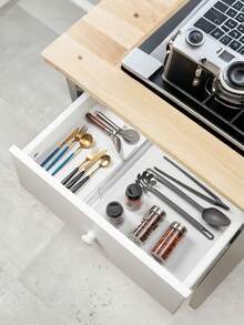 قطعتان من منظم الأدراج القابل للتعديل - مقسمات شفافة قابلة للسحب متعددة الاستخدامات مثالية لتنظيم المطابخ والغرف والخزائن، حواجز متحركة متينة وأنيقة لحلول تخزين منزلية فعالة، مثالية لتنظيم العطلات والاستخدام اليومي، عزز مساحتك بأناقة وظيفية وحياة خالية من الفوضى.