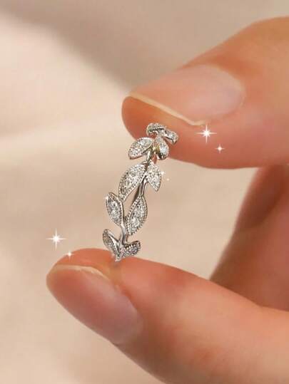 1枚精致迷人的树枝造型小莫桑石戒指，925纯银材质，适合作为订婚礼物、妻子礼物或新娘精美珠宝。