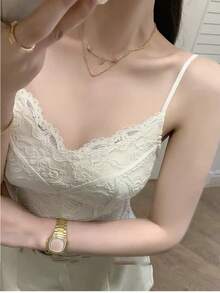 时尚蕾丝边不对称吊带背心，内置衬垫胸罩，女士露背设计