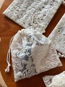 1个杏色复古蕾丝刺绣抽绳小布袋，可用作收纳袋、旅行整理袋、首饰袋、化妆包、零钱包、纸巾盒、卫生巾盒、礼品包装袋，适合旅行、上学、度假、生日、婚礼、新年等场合，也是女性必备的旅行配件。 - 彩色 - 查看 6