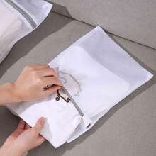 1/4/8个装大号网状洗衣袋，超大容量，经久耐用。采用蜂窝网状设计，透气性极佳，快速晾干。非常适合清洗大件衣物、床上用品、毛巾、被子以及内衣、胸罩、贴身衣物、袜子、泳衣等精致衣物；加固缝线和拉链保护设计，经久耐用；保持衣物整齐有序，保护衣物面料和五金配件，适用于标准洗衣机；是居家、宿舍和旅行洗衣的理想之选。 - 彩色 - 查看 3