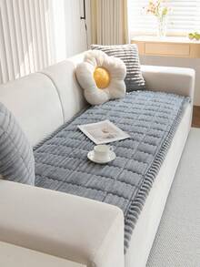 1件柔软毛绒沙发套，浅灰色，温暖舒适，可作毯子或披毯使用，四季皆宜，可机洗和手洗，防尘防污，是宠物家具的理想保护套，非常适合日常使用、秋季装饰、房间装饰、返校季，适用于2/3/4座沙发（多种尺寸可选）。 - 淺灰色 - 查看 3