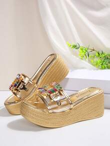 2025 Sandalias de plataforma con tacón grueso y pedrería de moda para mujer, sandalias de cuña ligeras y minimalistas casuales con gemas, decoración metálica de una sola pieza, antideslizantes, estilo europeo y americano elegante para vacaciones de verano en la playa - Dorado - Ver 5