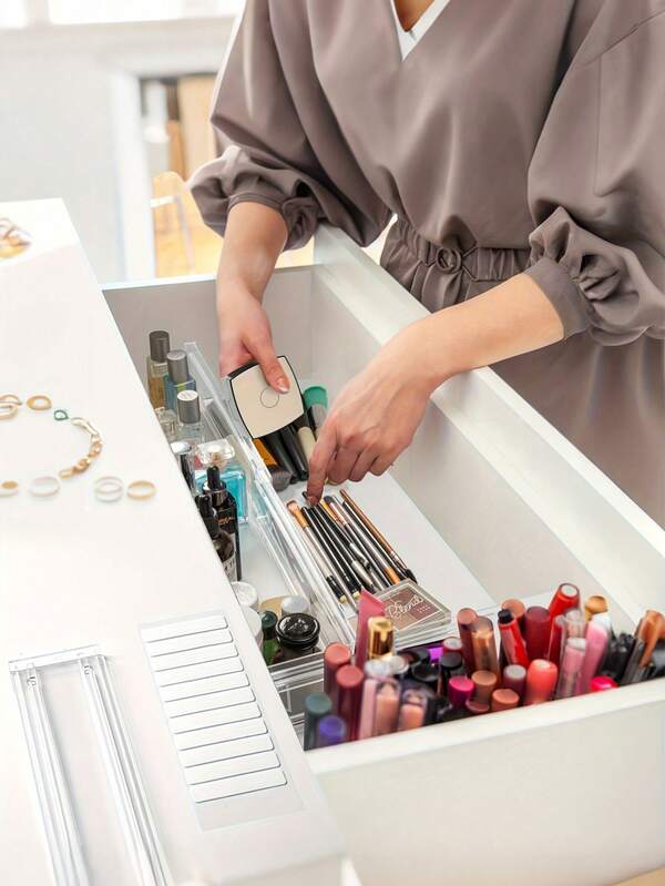 قطعتان من منظم الأدراج القابل للتعديل - مقسمات شفافة قابلة للسحب متعددة الاستخدامات مثالية لتنظيم المطابخ والغرف والخزائن، حواجز متحركة متينة وأنيقة لحلول تخزين منزلية فعالة، مثالية لتنظيم العطلات والاستخدام اليومي، عزز مساحتك بأناقة وظيفية وحياة خالية من الفوضى.