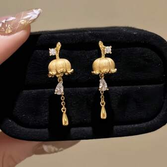 Boucles d'oreilles longues élégantes en forme de goutte d'eau avec fleur de lys plaquée or 18 carats et zircone, convient pour le port quotidien des femmes