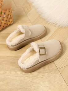 “2026秋冬必备米色男女童拖鞋，适合3-12岁儿童：毛绒外翻领+复古铜扣仿麂皮+恒温短绒，保暖防滑，穆勒拖鞋，厚底平底侘寂休闲风儿童毛绒拖鞋，圣诞节/居家/上学！”