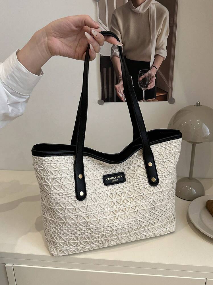 1 pièce Sac fourre-tout à l'épaule en nylon noir, avec fermeture éclair lisse, rivets et motif ajouré. Design mode polyvalent, décontracté et estival. Grande capacité, idéal pour l'usage quotidien des femmes.