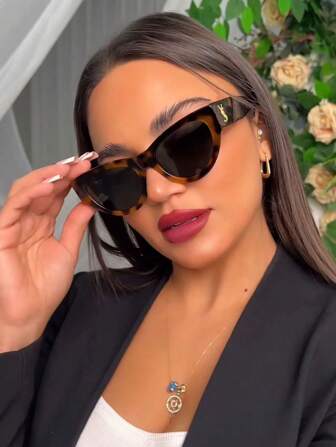 1pc Poplar Forest Cat Eye Glasses Women's Fashion Glasses Super Cool Retro Slimming Anti-Ultraviolet Glasses Cat Eye Shape Shades