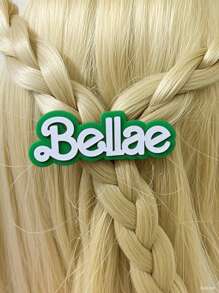 1个定制亚克力姓名发夹，包含个性化姓名发夹、DIY字母礼品发夹和DIY姓名发夹款式。这款产品是开学季送给好朋友的绝佳礼物。它还兼具儿童发夹的属性，色彩鲜艳，造型可爱，充满童趣。