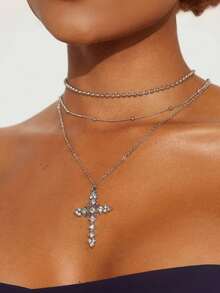 Colar Pingente de Cruz em Peça Única, Um Colar Pingente de Liga Distintivo com Diamantes Incrustados. É um Acessório de Luxo Leve, Nicho e Versátil, que Pode Ser Dado Como Presente a Parentes e Amigos e é Adequado para Uso Diário.