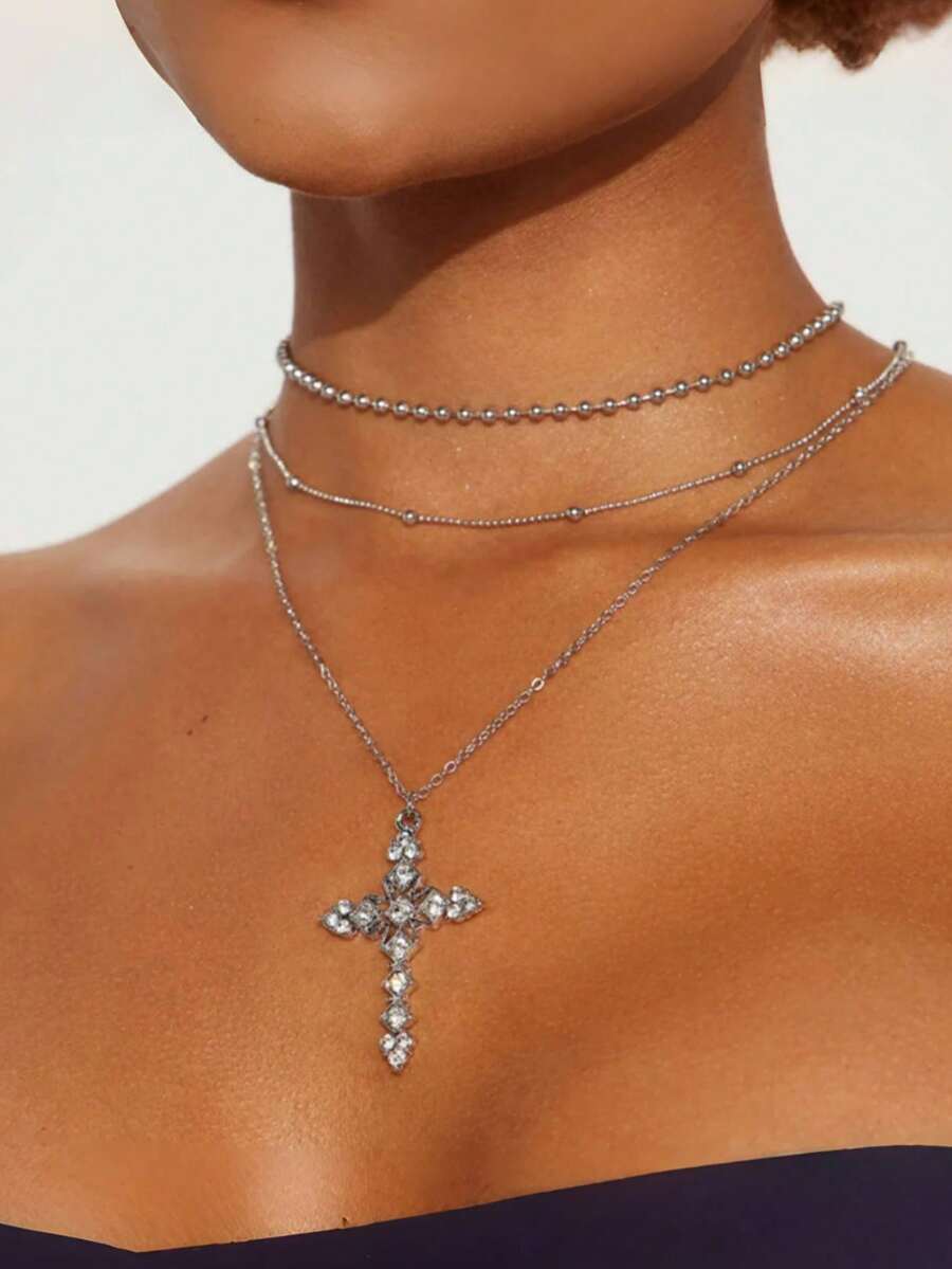 Colar Pingente de Cruz em Peça Única, Um Colar Pingente de Liga Distintivo com Diamantes Incrustados. É um Acessório de Luxo Leve, Nicho e Versátil, que Pode Ser Dado Como Presente a Parentes e Amigos e é Adequado para Uso Diário.