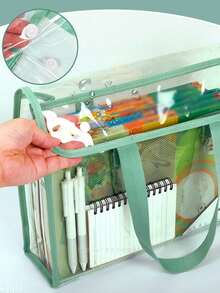 Questa borsa portadocumenti di grandi dimensioni, portatile, trasparente e impermeabile è realizzata in materiale PVC autoadesivo e presenta un design espandibile. È adatta a varie occasioni, come Ringraziamento, Ognissanti, matrimoni, anniversari e per gli studenti. Può essere utilizzata per riporre forniture per ufficio, libri, cosmetici, prodotti per la cura della pelle e altro ancora.